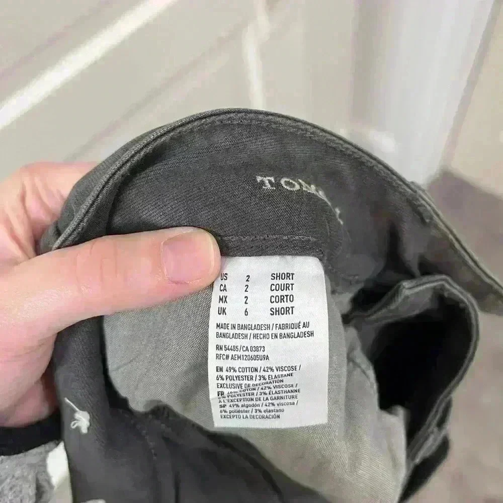 NWT American Eagle dark grey ripped tomgirl stretchy jeans size 2 short - Picture 3 of 10